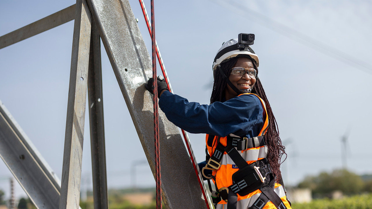 Girls Takeover UK - Precious climbing a pylon